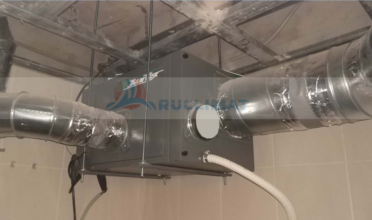 Монтаж канального осушителя для бассейна производительностью 55 литров в сутки Монтаж осушителя производительностью 55 литров в сутки